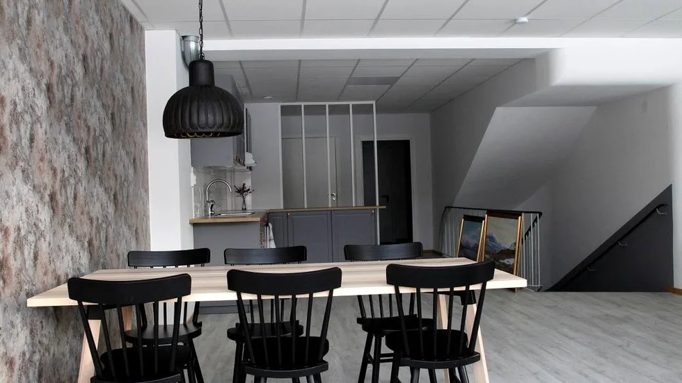 Husets entre blir som en hotellobby och samlingsplats för husets hyresgäster. Men det finns fler ingångar till hyreshuset om man känner att man vill smita undan lite också.
