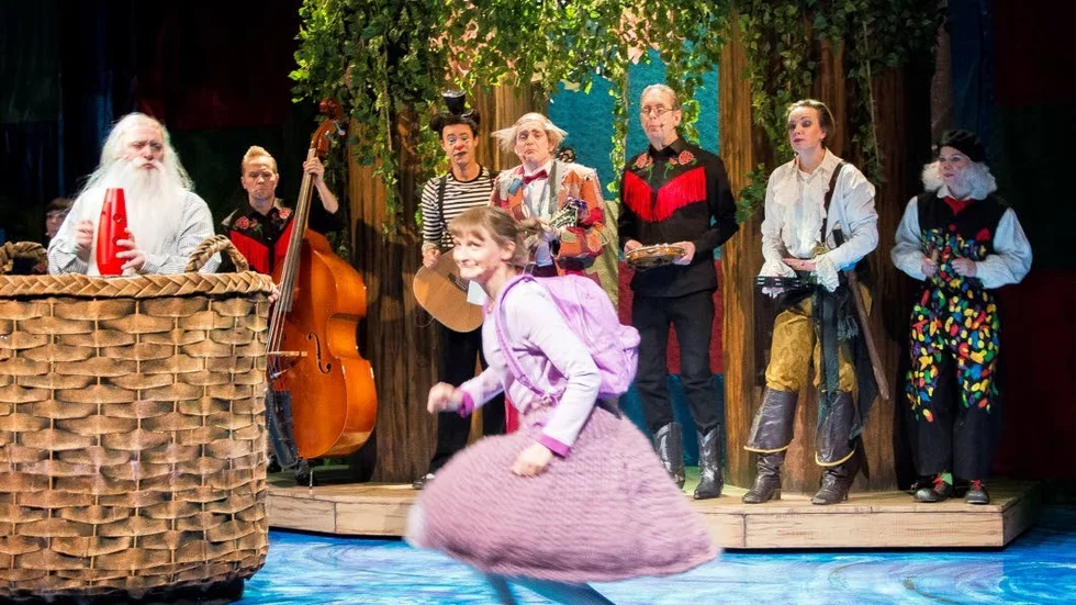 "Kåldolmar och kalsipper" av Nationalteatern sätts upp som familjemusikal på Norrbottensteatern i februari. I förgrunden Maja Runeberg i rollen som "Yllet".