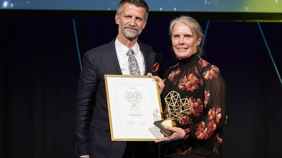 Therese Pettersson, kurator vid Cederkliniken, fick ta emot utmärkelsen Guldhjärtat av Urban Englund, styrelseordförande för Praktikertjänst.