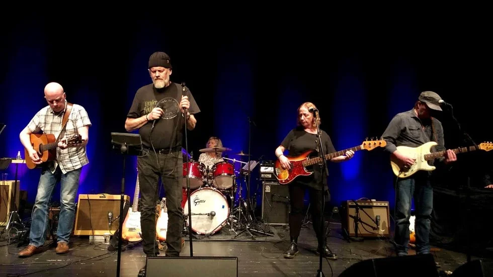 Ronny Eriksson och Ramblin' Minds firar släppet av sin nya skiva med turné genom länet. Från vänster på bild: Anders Wedin, Ronny Eriksson, Catharina Pettersson, Anna Wedin och Leo Holmberg.