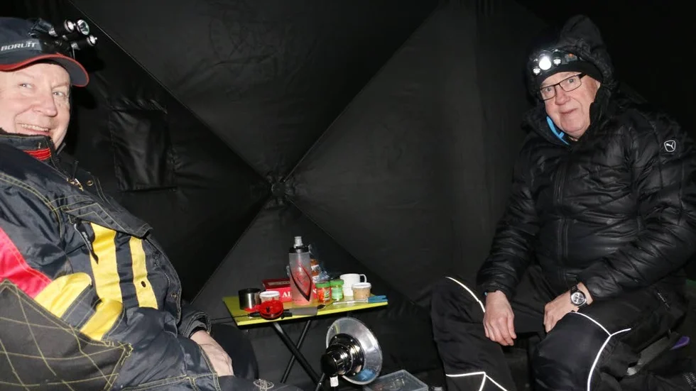 Bröderna Gunnar och Torgny Björklund, Piteå, mådde gott i isfisketältet när nappen uteblev. "Vi var här när det var kolsvart i morse", sade Gunnar.