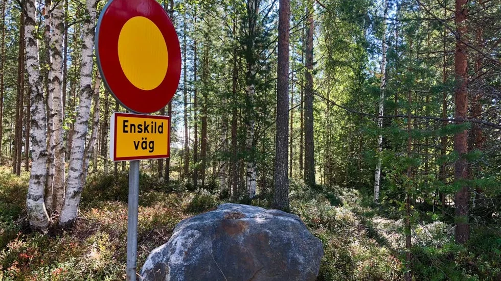 Centerpartiets motion om att utreda vilka enskilda vägar som kommunen kan ta över återremitterades.