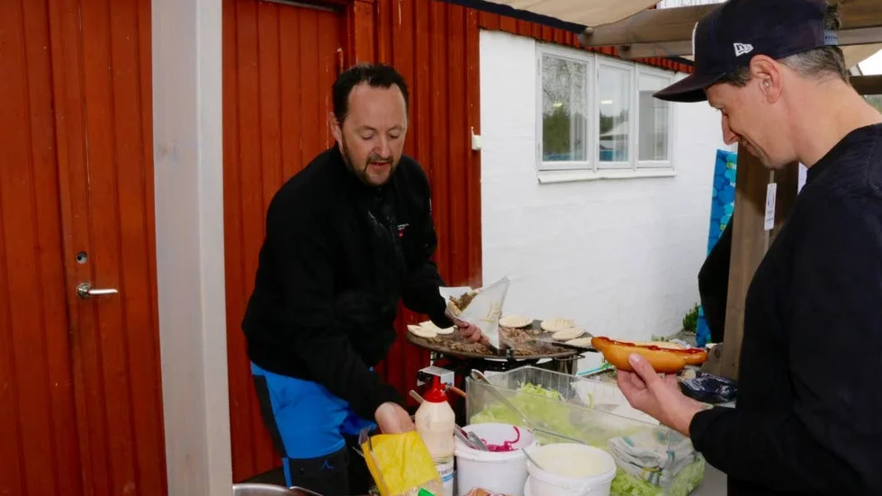 Delikatess. I samband med gårdsdagen såldes förutom varmkorv även pulld lamb i pitabröd. Per-Anders Niska serverade så svetten lackade.