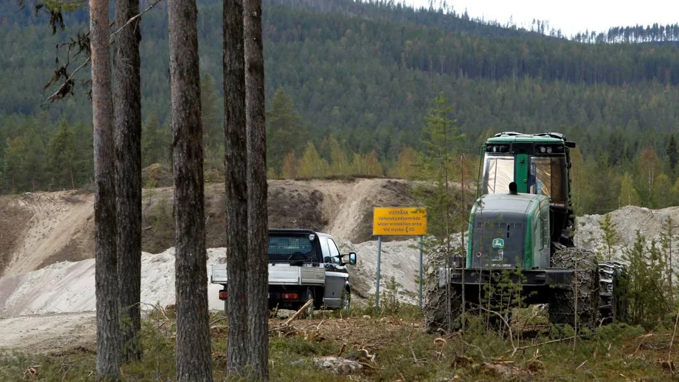 Skyddsområde. Arctic Falls arbetar med en ny anläggning inom vattenskyddsområdet. "Vi uppfyller de krav som finns för att jobba där, de behöver inte vara oroliga", hälsar Jonas Jalar till byborna.