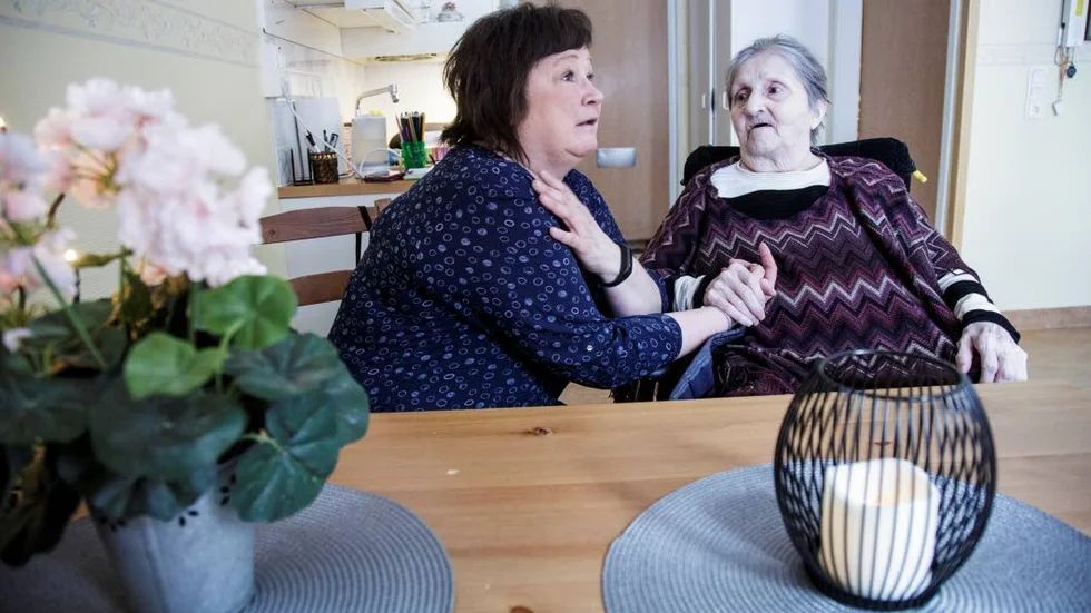 Nytt boende. Gunilla Levander har hjälpt sin mamma Elvy Johansson att flytta in i en ny lägenhet på Roknäsgården efter allergiproblemen på Norrgården.