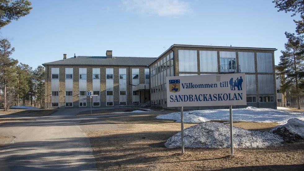 Tufft men framåt. Fyra miljoner måste sparas hos Sandbackaskolan på grund av uteblivna statsbidrag, men framtidstron är ändå stor. Nästa höst kan Sandbackaskolan vara alpint skidgymnasium.