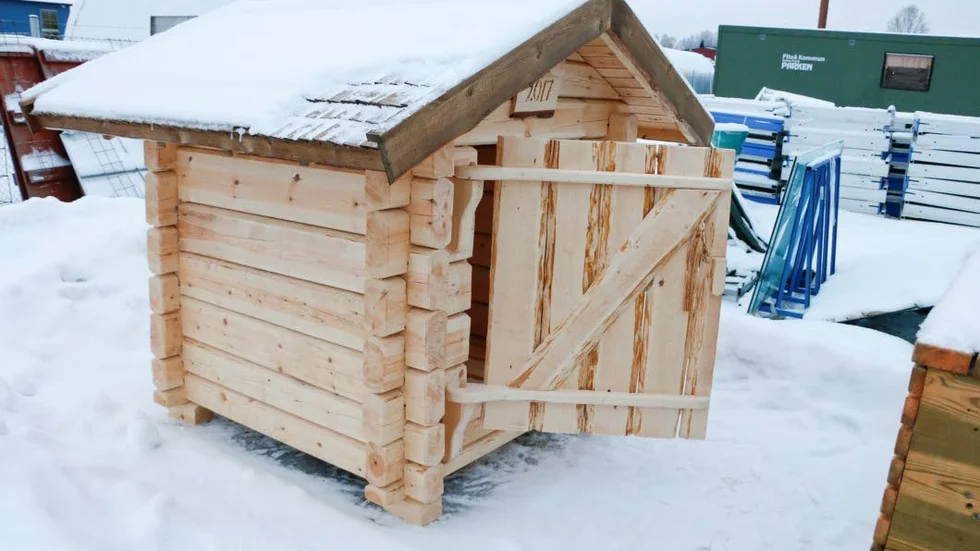 Timring. Det här vedskjulet som Naturvårdsgruppen har gjort ska till Sandängesstranden.