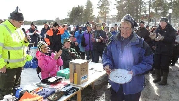 Förstapriset. Det gick till Maj-Lis Lundberg, som fick största fångsten och även största fisken.