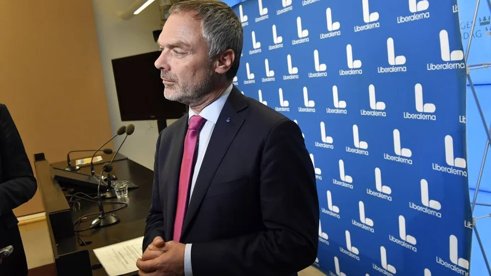 TRAMPAR VATTEN. På ställer marsch tycks vara folkpartiledaren Jan Björklunds syn på sitt partis framtida politik.