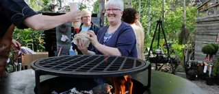 Samling vid grillen i trädgården
