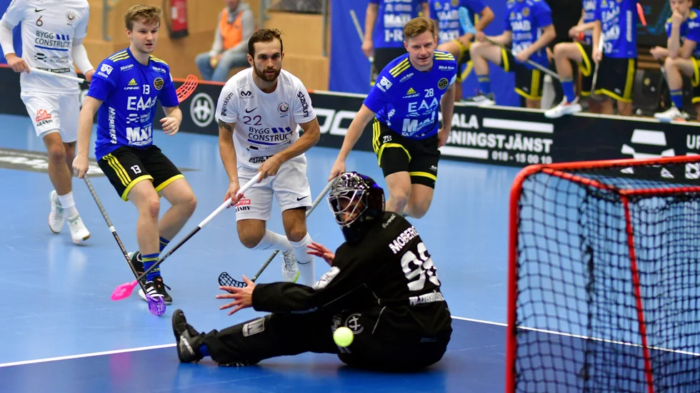 Det tog bara 24 sekunder för Albin Sjögren att göra mål i derbyt mot Hagunda. Här är bollen på väg in för Storvretas första mål bakom målvakten August Moberg.