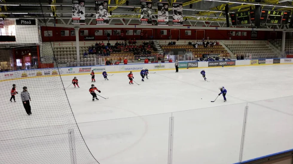 HISTORISKT. Barnen spelade under veporna till hyllning för Piteås tidigare NHL-spelare.