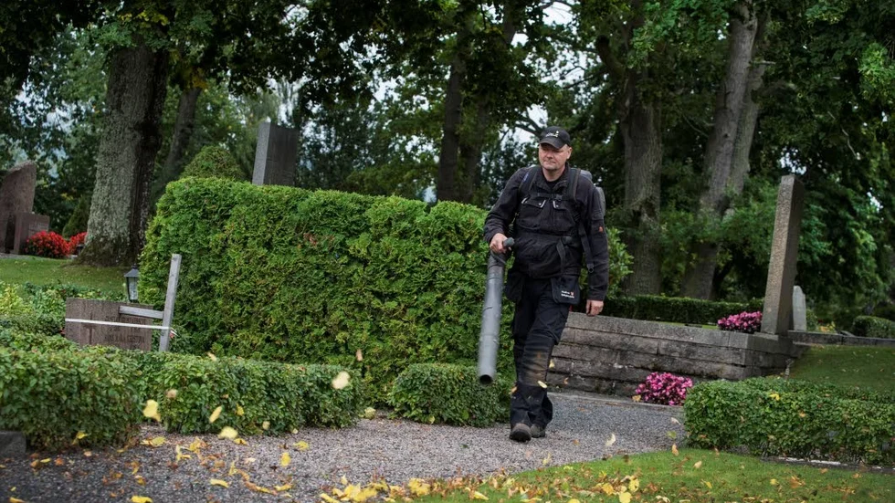 KYRKOPOLITIK. Svenska kyrkan är en stor arbetsgivare. Enbart Kommunal har ungefär 6 000 medlemmar som är anställda av Svenska kyrkan. Det handlar om kyrkogårdsarbetare, krematoriearbetare, kyrkvaktmästare, lokalvårdare, barnskötare och andra.