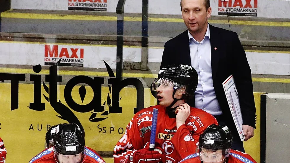 Assisterande tränaren Mikael Johansson.