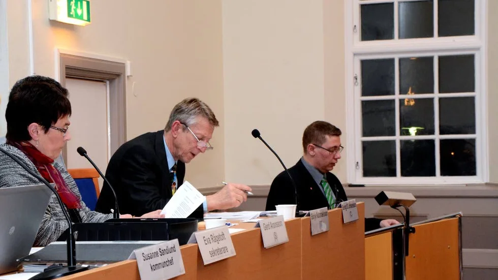 Nya vindar. Gerd Aronsson debuterade som fullmäktigeordförande och klubbade den nya kommunstyrelsen med Mattias Ravander (i talarstolen) som ordförande. I mitten ålderspresident Bengt O Johansson (C).