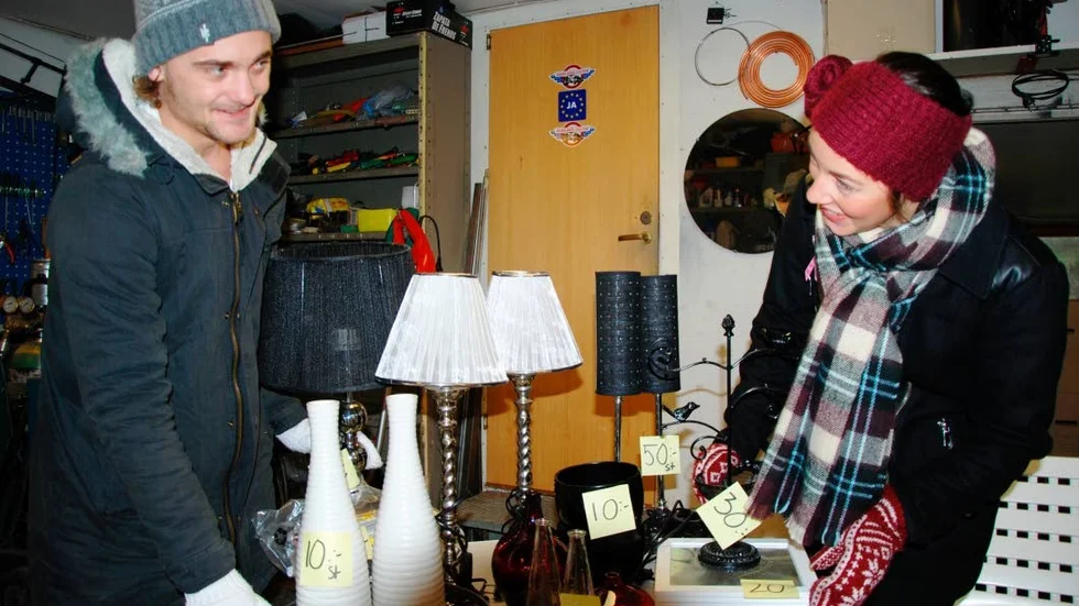 Sålde. Erik Karlsson och Louise Lunde sålde bland annat lampor och tavlor när det var premiär för "Öppet Lotorp" i helgen.