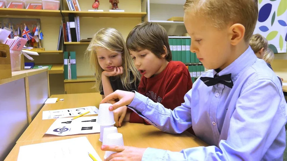 Tränar programmering. - Roligt men lite svårt, tyckte de här tre eleverna om dataprogrammering, framifrån Jacob Strand, Rasmus Leksén och Kiara Johansson Formgren.