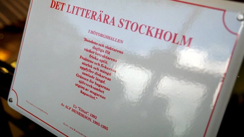 Varsam med orden. Folkbladets helgkrönikörer tar hjälp av den framlidne författaren Alf Henriksson vars minnesplakett kan beskådas vid Hötorgshallen i Stockholm.
