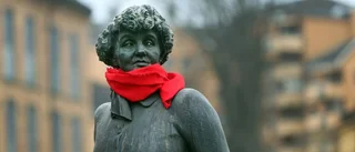 Moa klädd i julskrud