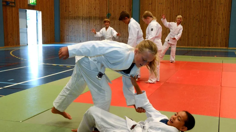 Kast. Stina Frankenberg får till ett lyckat grepp på Sofia Törnblom som hamnar i mattan.