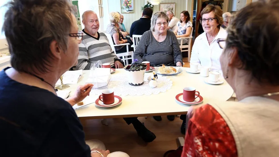 FIKAR. Birgitta Hasselrot med deltagare och anhöriga på Gläntan.
