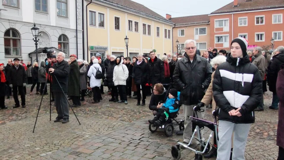 Tradition. Allt fler människor samlas för julfrids utlysande på Rådhustorget vid elva-tiden på julafton.