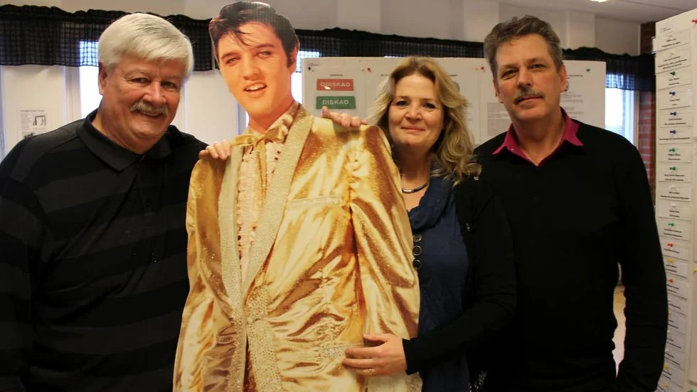 Ska firas och minnas. Elvis Presley skulle fyllt 80 år på torsdag, om han levt. Något som firas i Norrköping, via ett arrangemang av från vänster Göran Druid samt Ann Dohse och Anders Köhler, som här samlats runt "The King".