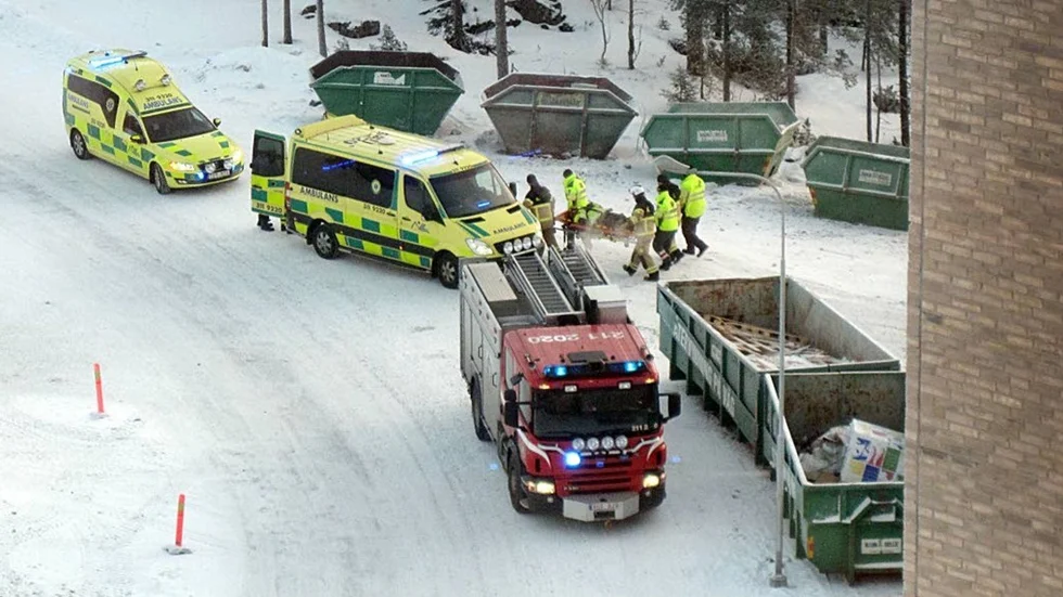 Älvsbybon i 20-årsåldern var vid medvetande efter fallet på sju meter. Han krossade hälarna och hade mycket ont efteråt.