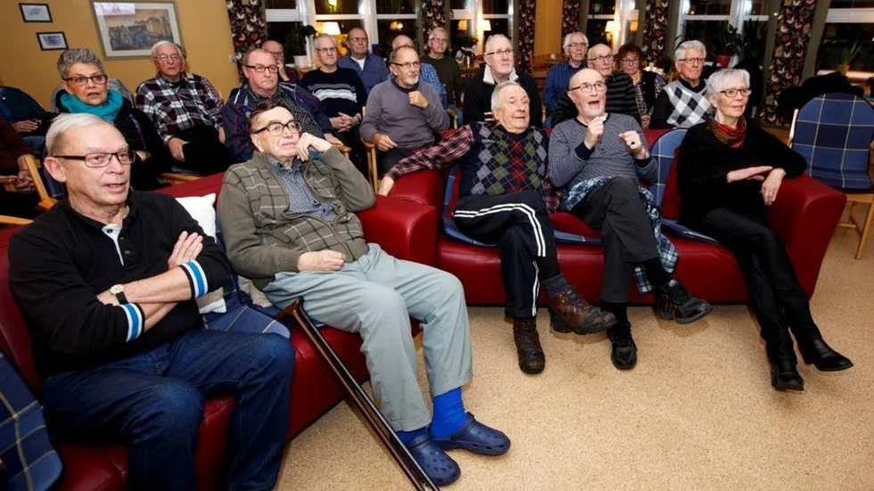27 äldre hockefans bänkade sig framför derbyt mellan Piteå och Skellefteå. Arrangemanget har blivit väldigt populärt. ”Vi har fått ett väldigt stort genomslag”, säger Hilding Andersson, friviilig på Samvaron.