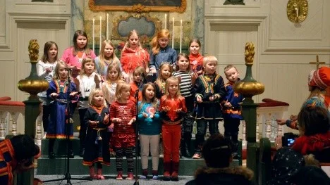 Under ledning av Anne Kuhmunen framförde barnkören den samiska nationalsången och flera barnvisor.