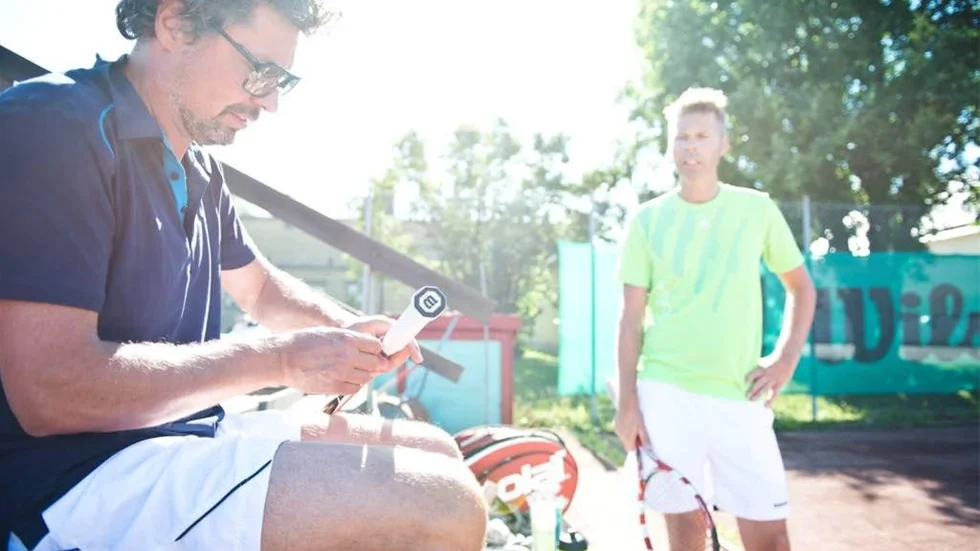 Michael Malmgren och Fredrik Dahl värmer upp med tennis i solskenet inför kvällens spelning med Bo Kaspers Orkester.