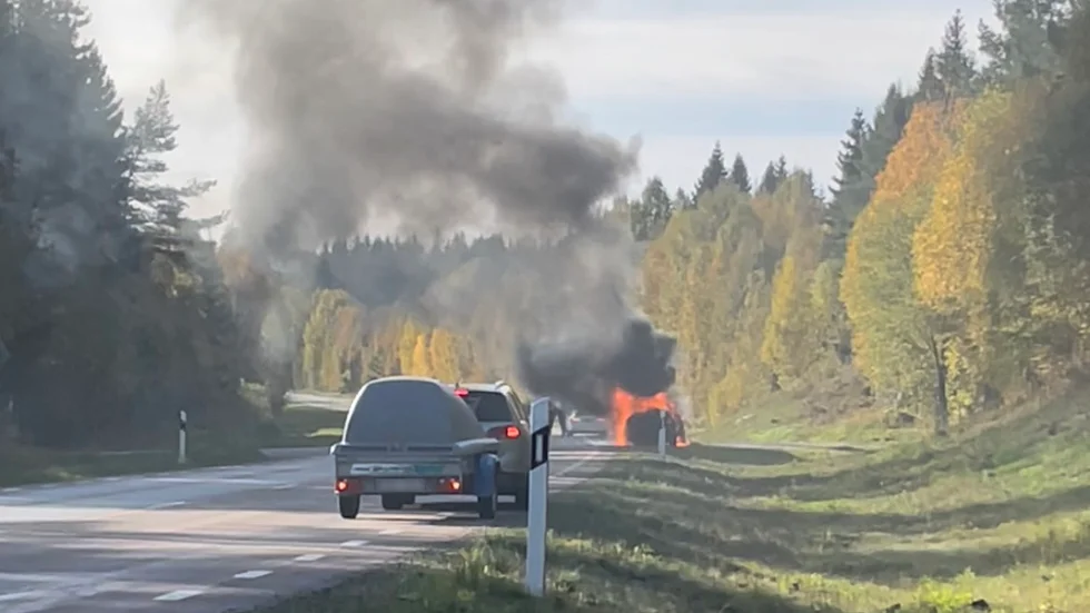 En personbil fattade eld under färd på söndagseftermiddagen.