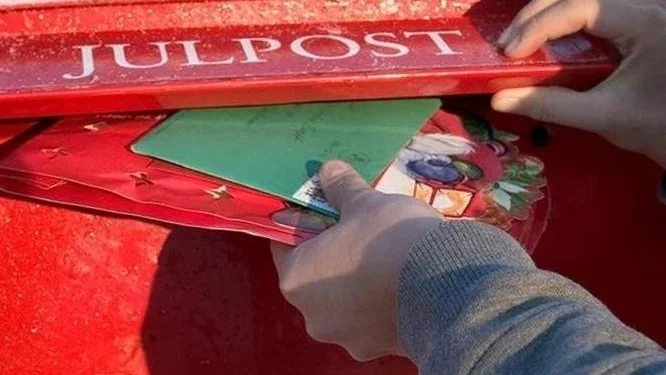Svenskarna föredrar traditionella julkort framför elektroniska.
