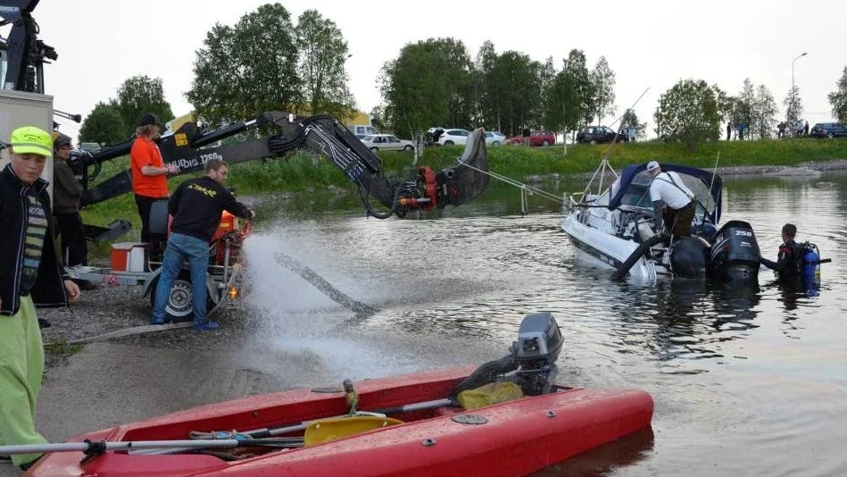 Med dykaren Tom Jonnerby, luftkuddar och länspump från räddningstjänsten samt Magnus Widmans traktor bärgades båten.