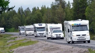 21 husvagnsekipage på rad. Väntetiden vid stoppskyltarna längs Silvervägen blev ovanligt många. Mer än tre bilar åt gången brukar det inte komma.