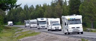 Husvagnskaravan drogfram längs Silvervägen
