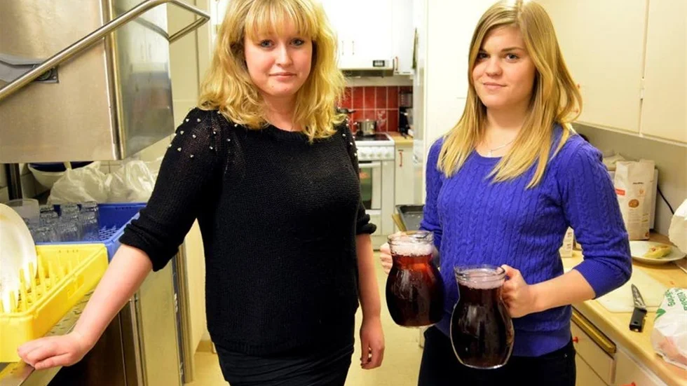 Malin Lundqvist och Helena Westerlund Johansson har startat ett UF-företag för att samla in pengar till cancerforskningen.