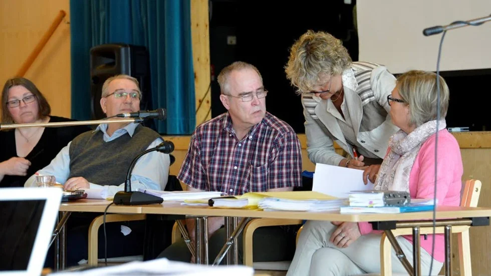 Ska vid skjuta på beslutet eller inte? Kommunnalrådet Britta Flinkfeldt Jansson diskuterar revisionsrapport med fullmäktiges presidium fr.v. 2:e v.ordf. Veronica Burman, 1:e v.ordf. Kurt Burman, ord. Mats Abrahamsson och kommunsekreterare Lena Sundström.?FOTO: BERTIL SUNDKVIST
