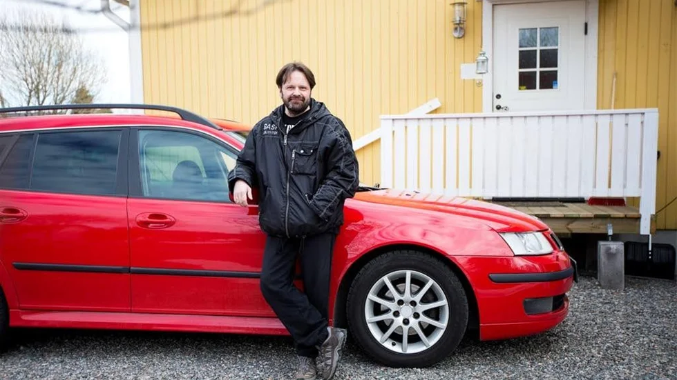 Peter Nyström har problem. Han har fått körförbud på sin fina Saab 9:3 från 2007. Orsaken: det går inte att få tag på reservdelar så att verkstaden kan fixa felet - ett chip i bilens dator, som styr bland annat antisladdsystemet.
