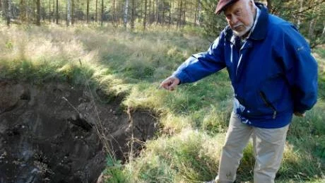 Evald Eklöv visar var de grävt för att undersöka marken.