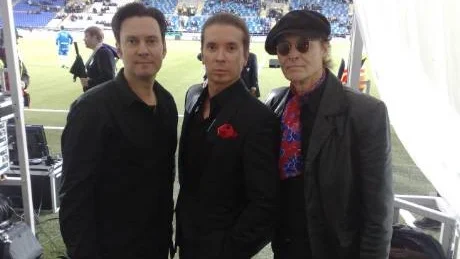 Robert Haglund, Olle Nilsson och Stefan Wickström framförde i måndags sin hyllningslåt till IFK på Idrottsparken. Nu ska de fortsätta samarbetet och istället hylla sina musikaliska hjältar: John Lennon, Frank Sinatra och Elvis Presley.Foto: Jesper Lillbacka