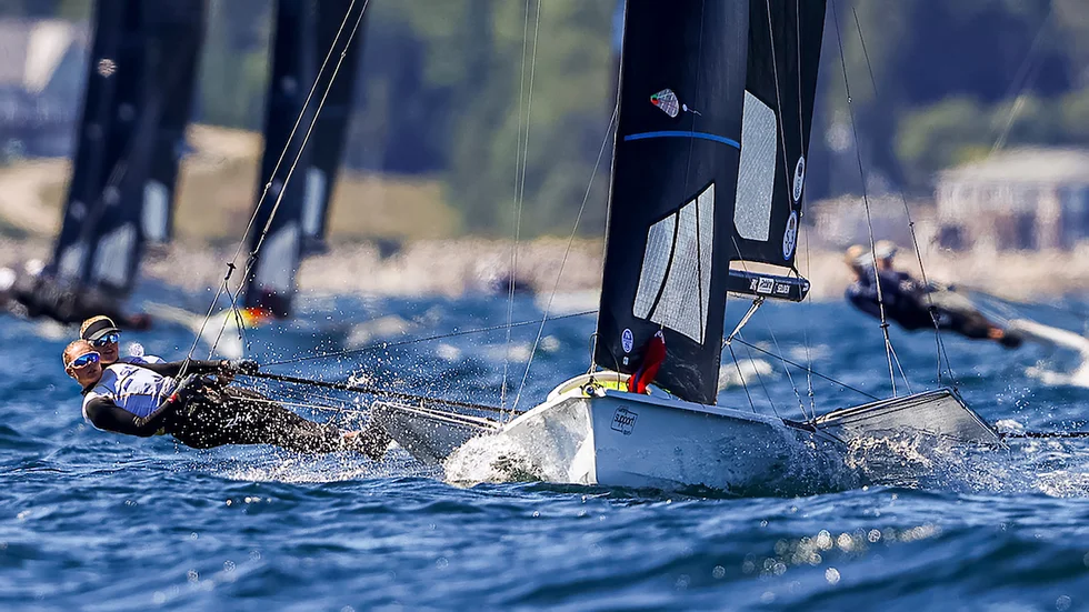 Vilma Bobeck och Rebecca Netzler gick båda på Motala seglargymnaisum. I fjol började de segla tillsammans i 49erFX och redan nu har de tillsammans tagit både VM- och EM-silver.