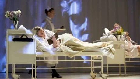 Här på förlossningssalen, tilllbringar tre kvinnor ett dygn tillsammans. Cecilia har mist ett barn, Stina väntar på sin son och Hjördis vill inte ha sitt barn. Foto: Robert Svensson