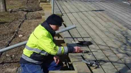 Mattias Mahrs från Göta kanal-bolaget arbetar med att bredda bryggan och sätta upp elstolparna. 1:a maj ska det hela vara klart. Foto: Patrik Selsfors