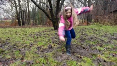 Maja Rapp visar grannens trädgård som är helt uppbökad av vildsvinen.