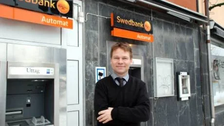 Swedbanks chef i Finspång, Jonny Lundgren, beklagar att bankens kunder blivit utsatta för kontobedrägeri. Nu jobbar bankerna för att förbättra säkerheten vid kortanvändning.Foto: Charlotte Delaryd