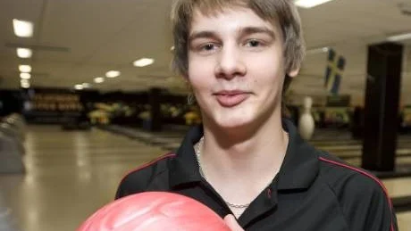 En glad bowlare i går var Fredrik Norrdahl i Team Booster som klämde i med sin första 300-serie under karriären. Totalt noterade han 1829 över åtta serier, en kanonresultat.  Foto: Janne Forsby