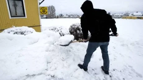 Erik har blivit dömd till samhällstjänst. Som ung pappa tycker han att det är mycket bättre än till fängelse.