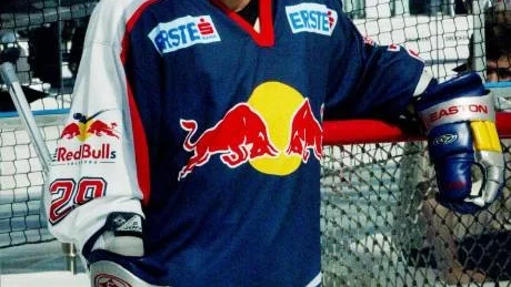 Greger Artursson har spelat för en mängd olika klubbar sedan han lämnade Vita Hästen. Här ses han i Österrikes hårdsatsande klubb, Red Bulll Salzburg. Senaste klubbadressen är Mora IK i allsvenskan. Foto: Scanpix