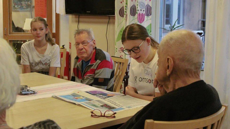 Högläsning ur Västerviks-Tidningen. Från vänster Vera Edman, Lennart Johansson, Ebba Berger och Sven Cronarp.